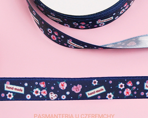 tasiemka satynowa drukowana 15 mm - napis "hand made" i kwiatki na granatowym tle