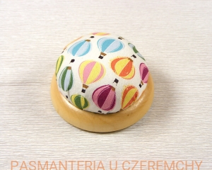 poduszka do szpilek na drewnianej podstawie - balony /szpilecznik, igielnik/  