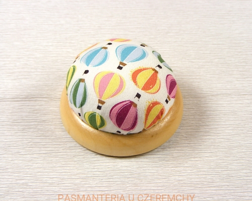 poduszka do szpilek na drewnianej podstawie - balony