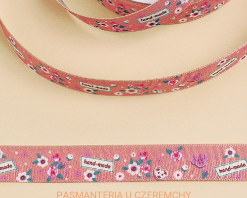 tasiemka satynowa drukowana 15 mm - napis "hand made" i kwiatki na różowym tle